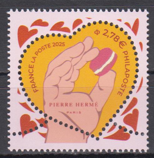 Pierre Herme 2025,orange, Hand mit Macaron
